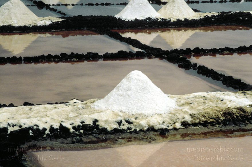 Spanien, Kanarische Inseln, Lanzarote, November 1995. Los Cocoteros. Meersalzgewinnungsanlage. Saline. Trockenbecken und Salzhaufen.
Schlüsselwörter: 1995;Lanzarote;Meersalz;Saline;Salz;Salzgewinnung;Spanien
