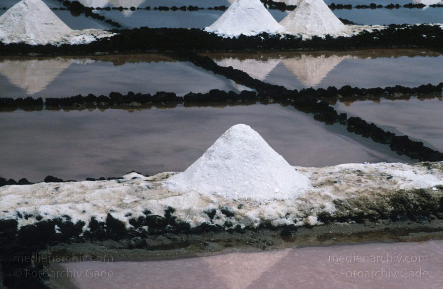 April 1995. Spanien. Kanarische Inseln. Lanzarote. Saline in Los Cocoteros
Schlüsselwörter: Kanarische Inseln;La Graciosa;Lanzarote;Los Cocoteros;Saline;Salz;Spanien