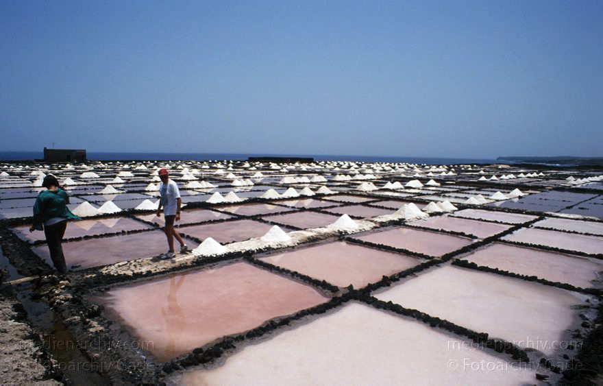 April 1995. Spanien. Kanarische Inseln. Lanzarote. Saline in Los Cocoteros. Meersalzgewinnung.
Schlüsselwörter: 1995;Kanarische Inseln;La Graciosa;Lanzarote;Meersalz;Saline;Salz;Spanien