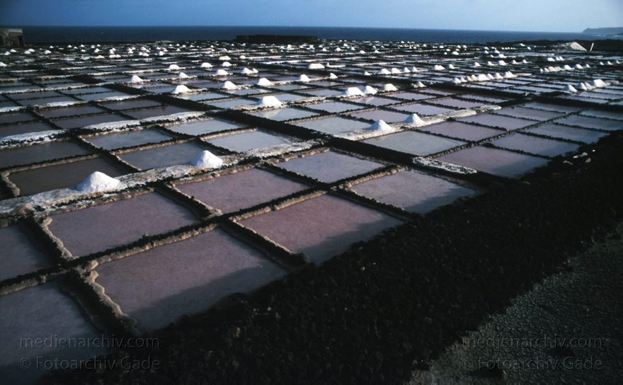 April 1995. Spanien. Kanarische Inseln. Lanzarote. Saline in Los Cocoteros. Meersalzgewinnung.
Schlüsselwörter: 1995;Kanarische Inseln;La Graciosa;Lanzarote;Meersalz;Saline;Salz;Spanien