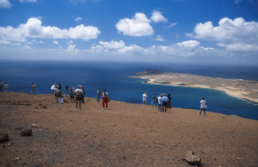 Lanzarote. Famara. Mirador del Rio. Meerenge bei La Graciosa
April 1995. Spanien. Kanarische Inseln. Lanzarote. Famara. Blick vom Mirador del Rio auf eine Meerenge auf La Graciosa
Schlüsselwörter: 1995;Canary Islands;Espana;Famara;Islas Canarias;Kanarische Inseln;La Graciosa;Lanzarote;Meerenge;Spain;Spanien