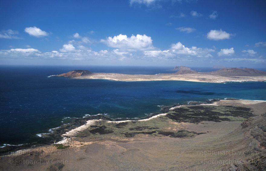 Lanzarote. Famara. Mirador del Rio. Meerenge bei La Graciosa
April 1995. Spanien. Kanarische Inseln. Lanzarote. Famara. Blick vom Mirador del Rio auf eine Meerenge auf La Graciosa
Schlüsselwörter: 1995;Canary Islands;Espana;Famara;Islas Canarias;Kanarische Inseln;La Graciosa;Lanzarote;Meerenge;Spain;Spanien