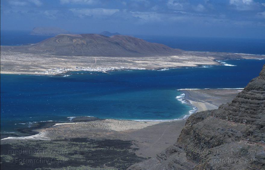Lanzarote. Famara. Mirador del Rio. Meerenge bei La Graciosa
April 1995. Spanien. Kanarische Inseln. Lanzarote. Famara. Blick vom Mirador del Rio auf eine Meerenge auf La Graciosa
Schlüsselwörter: 1995;Canary Islands;Espana;Famara;Islas Canarias;Kanarische Inseln;La Graciosa;Lanzarote;Meerenge;Spain;Spanien