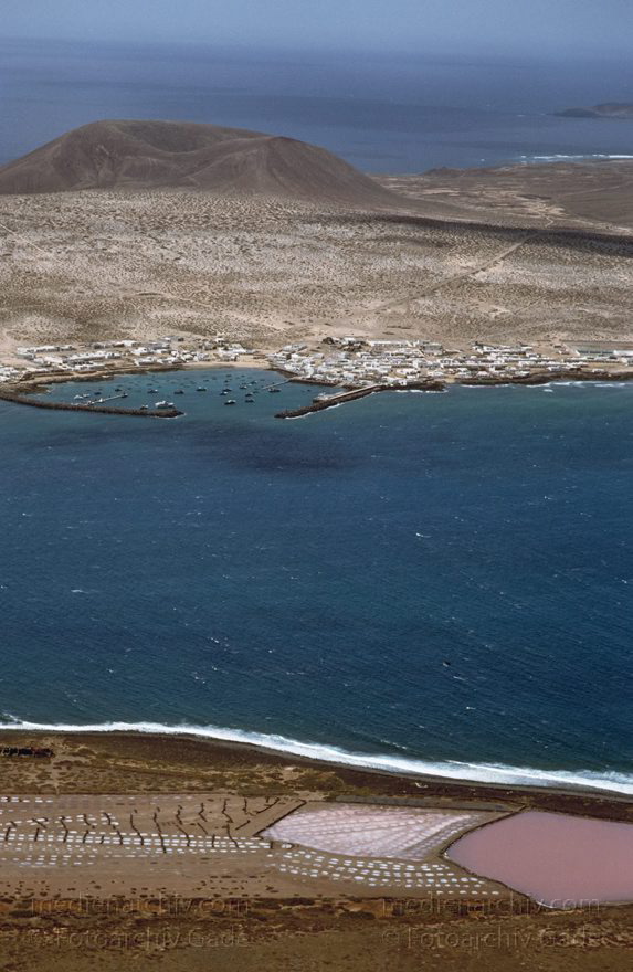 Lanzarote. Famara. Mirador del Rio. Meerenge bei La Graciosa
April 1995. Spanien. Kanarische Inseln. Lanzarote. Famara. Blick vom Mirador del Rio auf eine Meerenge auf La Graciosa
Schlüsselwörter: 1995;Canary Islands;Espana;Famara;Islas Canarias;Kanarische Inseln;La Graciosa;Lanzarote;Meerenge;Spain;Spanien