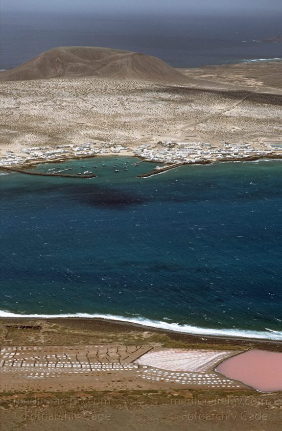 Lanzarote. Famara. Mirador del Rio. Meerenge bei La Graciosa
April 1995. Spanien. Kanarische Inseln. Lanzarote. Famara. Blick vom Mirador del Rio auf eine Meerenge auf La Graciosa.  Salzgewinnung
Schlüsselwörter: 1995;Canary Islands;Espana;Famara;Islas Canarias;Kanarische Inseln;La Graciosa;Lanzarote;Meerenge;Spain;Spanien