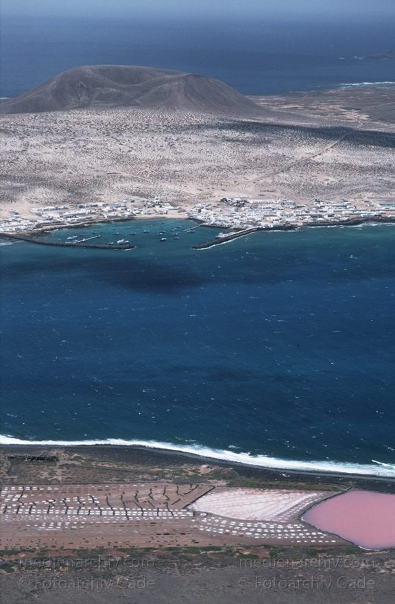 Lanzarote. Famara. Mirador del Rio. Meerenge bei La Graciosa
April 1995. Spanien. Kanarische Inseln. Lanzarote. Famara. Blick vom Mirador del Rio auf eine Meerenge auf La Graciosa. Salzgewinnung
Schlüsselwörter: 1995;Canary Islands;Espana;Famara;Islas Canarias;Kanarische Inseln;La Graciosa;Lanzarote;Meerenge;Spain;Spanien