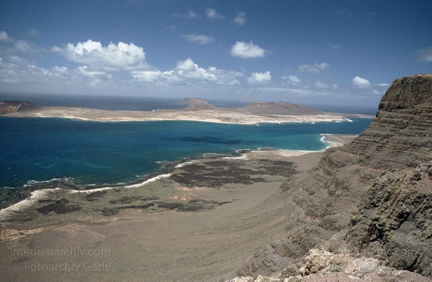 Lanzarote. Famara. Mirador del Rio. Meerenge bei La Graciosa
April 1995. Spanien. Kanarische Inseln. Lanzarote. Famara. Blick vom Mirador del Rio auf eine Meerenge auf La Graciosa
Schlüsselwörter: 1995;Canary Islands;Espana;Famara;Islas Canarias;Kanarische Inseln;La Graciosa;Lanzarote;Meerenge;Spain;Spanien