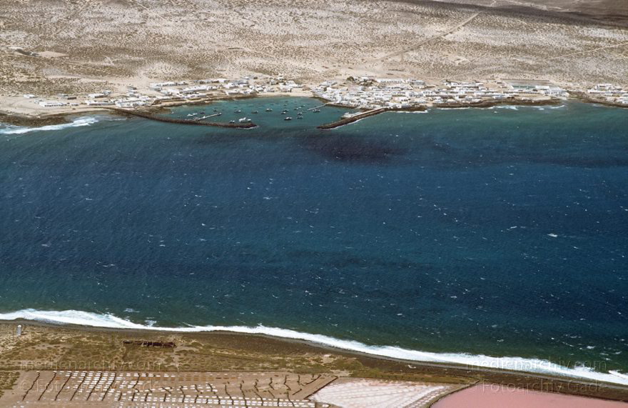 Lanzarote. Famara. Mirador del Rio. Meerenge bei La Graciosa
April 1995. Spanien. Kanarische Inseln. Lanzarote. Famara. Blick vom Mirador del Rio auf eine Meerenge auf La Graciosa.  Salzgewinnung
Schlüsselwörter: 1995;Canary Islands;Espana;Famara;Islas Canarias;Kanarische Inseln;La Graciosa;Lanzarote;Meerenge;Spain;Spanien