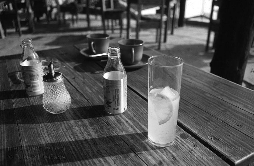Lanzarote. Famara. Playa Quemada. Wodka Lemon in einem Restaurant
November 1993. Spanien. Kanarische Inseln. Lanzarote. Famara. Playa Quemada. Verschlafener Ort an der Küste. Wodka Lemon in einem Restaurant
Schlüsselwörter: 1993;Canary Islands;Espana;Famara;Islas Canarias;Kanarische Inseln;Lanzarote;Playa Quemada;Restaurant;Spain;Spanien;Wodka Lemon