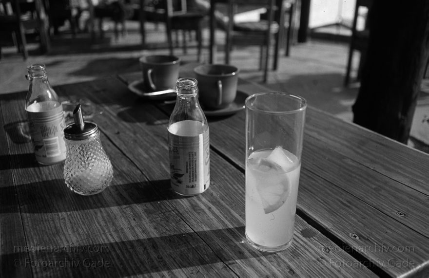 Lanzarote. Famara. Playa Quemada. Wodka Lemon in einem Restaurant
November 1993. Spanien. Kanarische Inseln. Lanzarote. Famara. Playa Quemada. Verschlafener Ort an der Küste. Wodka Lemon in einem Restaurant
Schlüsselwörter: 1993;Canary Islands;Espana;Famara;Islas Canarias;Kanarische Inseln;Lanzarote;Playa Quemada;Restaurant;Spain;Spanien;Wodka Lemon