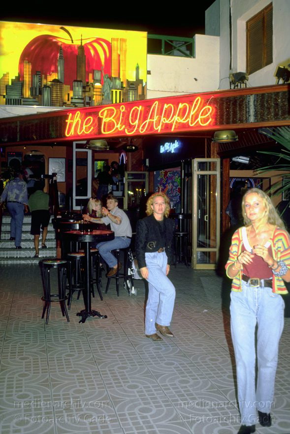 Lanzarote. Puerto del Carmen. Nachtleben in Bars
Juni 1994. Spanien. Kanarische Inseln. Lanzarote. Puerto del Carmen. Nachtleben in Bars und Kneipen
Schlüsselwörter: 1994;Bars;canarias;Canary Islands;Kanarische Inseln;Kneipen;Lanzarote;Nachtleben;Nightlife;Puerto del Carmen;Spain;Spanien