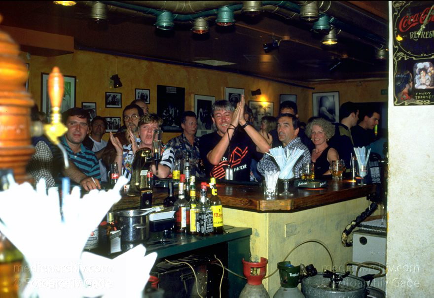 Lanzarote. Puerto del Carmen. Nachtleben in Bars
Juni 1994. Spanien. Kanarische Inseln. Lanzarote. Puerto del Carmen. Nachtleben in Bars und Kneipen
Schlüsselwörter: 1994;Bars;canarias;Canary Islands;Kanarische Inseln;Kneipen;Lanzarote;Nachtleben;Nightlife;Puerto del Carmen;Spain;Spanien