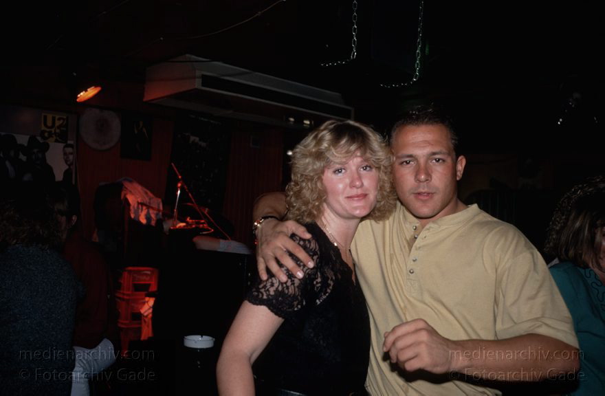 Lanzarote. Puerto del Carmen.
November 1994. Spanien. Kanarische Inseln. Lanzarote. Puerto del Carmen. Nachtleben. Clubs. Bars. Dancing
Schlüsselwörter: 1994;Bars;Canary Islands;islas canarias;Kanarische Inseln;Lanzarote;Nachleben;Puerto del Carmen;Spain;Spanien