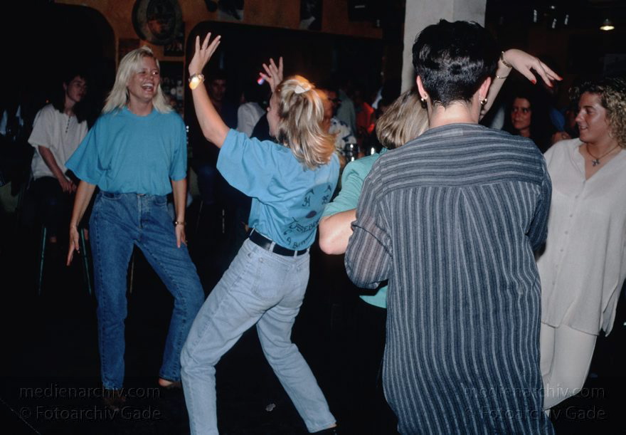 Lanzarote. Puerto del Carmen.
November 1994. Spanien. Kanarische Inseln. Lanzarote. Puerto del Carmen. Nachtleben. Clubs. Bars. Dancing
Schlüsselwörter: 1994;Bars;Canary Islands;islas canarias;Kanarische Inseln;Lanzarote;Nachleben;Puerto del Carmen;Spain;Spanien