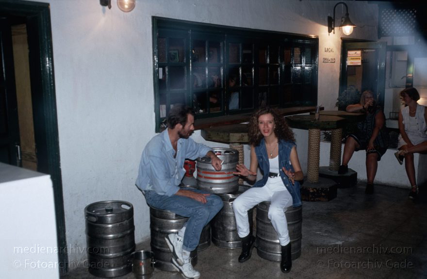 Lanzarote. Puerto del Carmen.
November 1994. Spanien. Kanarische Inseln. Lanzarote. Puerto del Carmen. Nachtleben. Clubs. Bars. Dancing
Schlüsselwörter: 1994;Bars;Canary Islands;islas canarias;Kanarische Inseln;Lanzarote;Nachleben;Puerto del Carmen;Spain;Spanien