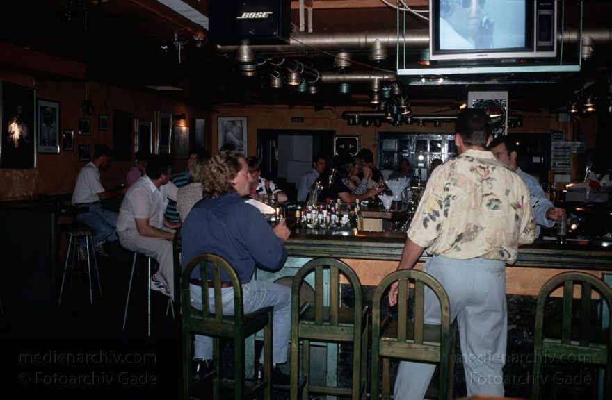 Lanzarote. Puerto del Carmen.
November 1994. Spanien. Kanarische Inseln. Lanzarote. Puerto del Carmen. Nachtleben. Clubs. Bars. Dancing
Schlüsselwörter: 1994;Bars;Canary Islands;islas canarias;Kanarische Inseln;Lanzarote;Nachleben;Puerto del Carmen;Spain;Spanien