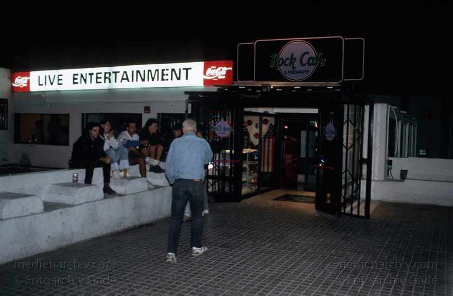 Lanzarote. Puerto del Carmen.
November 1994. Spanien. Kanarische Inseln. Lanzarote. Puerto del Carmen. Nachtleben. Clubs. Bars. Dancing
Schlüsselwörter: 1994;Bars;Canary Islands;islas canarias;Kanarische Inseln;Lanzarote;Nachleben;Puerto del Carmen;Spain;Spanien