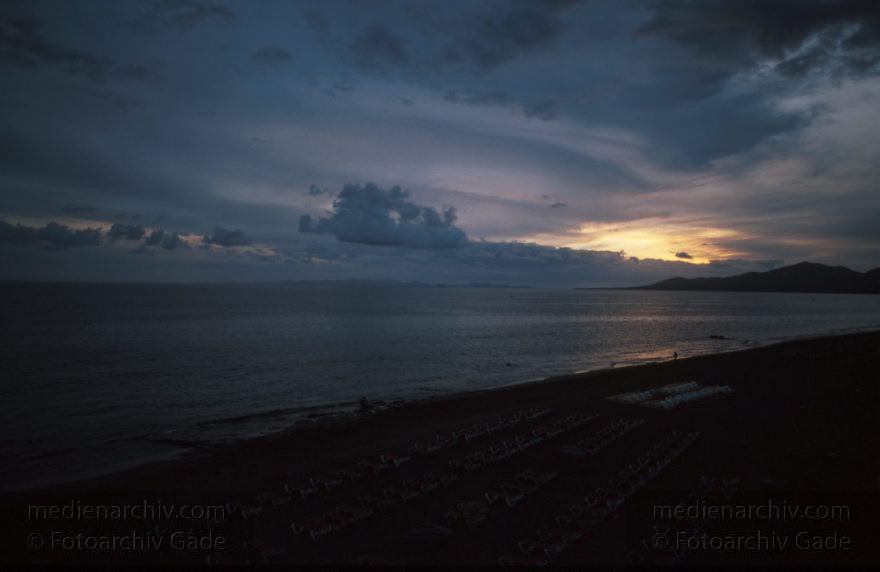 Lanzarote. Puerto del Carmen.
November 1995. Spanien. Kanarische Inseln. Lanzarote. Puerto del Carmen. Abendstimmung am Strand. Sonnenuntergang
Schlüsselwörter: 1995;canarias;Canary Islands;Kanarische Inseln;Lanzarote;Puerto del Carmen;Spain;Spanien