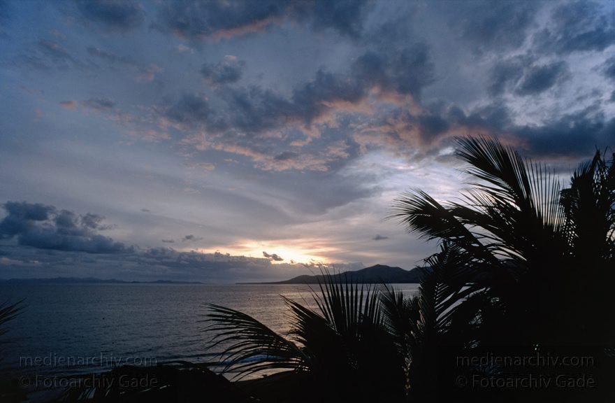 Lanzarote. Puerto del Carmen.
November 1995. Spanien. Kanarische Inseln. Lanzarote. Puerto del Carmen. Abendstimmung am Strand. Sonnenuntergang
Schlüsselwörter: 1995;canarias;Canary Islands;Kanarische Inseln;Lanzarote;Puerto del Carmen;Spain;Spanien
