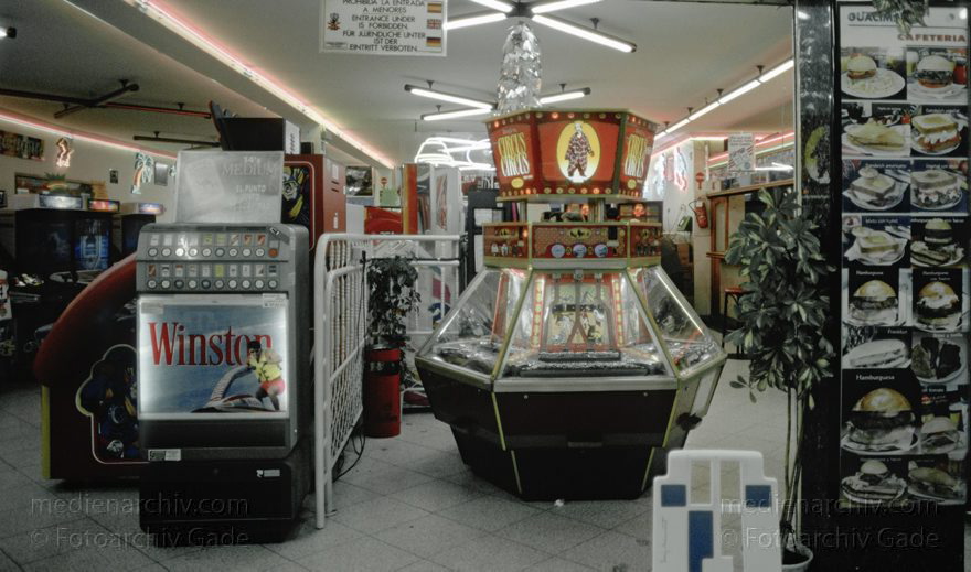 Lanzarote. Puerto del Carmen.
November 1995. Spanien. Kanarische Inseln. Lanzarote. Puerto del Carmen. Daddelhalle. Spielsalon. Spielautomaten
Schlüsselwörter: 1995;canarias;Canary Islands;Kanarische Inseln;Lanzarote;Puerto del Carmen;Spain;Spanien