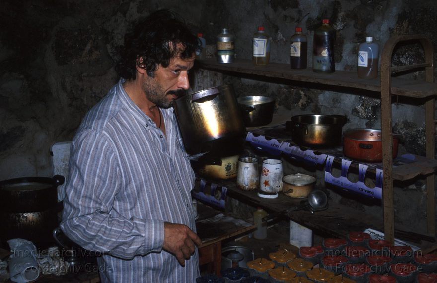 Lanzarote. In der Casa Spinola in Teguise. Der Kerzenmacher Marciano Perdomo
April 1995. Spanien. Kanarische Inseln. Lanzarote. In der Casa Spinola in Teguise. Der Kerzenmacher Marciano Perdomo
Schlüsselwörter: 1995;Canary Islands;Espana;Islas Canarias;Kanarische Inseln;Kerzenmacher;Kunst;Lanzarote;Perdomo, Marciano;Spain;Spanien;Teguise