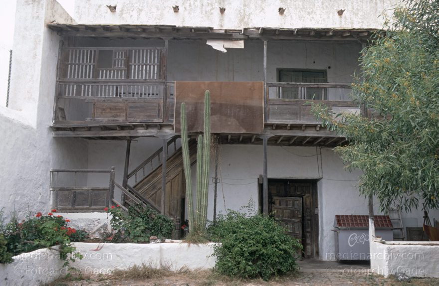 Lanzarote. Teguise. Casa Spinola. Hölzerne Galerie
April 1995. Spanien. Kanarische Inseln. Lanzarote.  Teguise. Casa Spinola. Im ersten Stock führt eine alte hölzerne Galerie um den Innenhof.
Schlüsselwörter: 1995;Canary Islands;Casa Spinola;Espana;Islas Canarias;Kanarische Inseln;Lanzarote;Spain;Spanien;Teguise