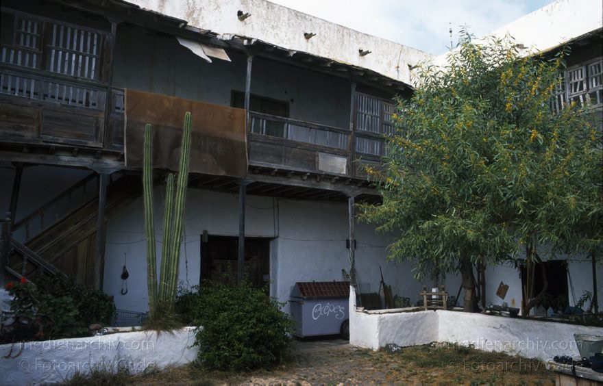 Lanzarote. Teguise. Casa Spinola. Hölzerne Galerie
April 1995. Spanien. Kanarische Inseln. Lanzarote.  Teguise. Casa Spinola. Im ersten Stock führt eine alte hölzerne Galerie um den Innenhof.
Schlüsselwörter: 1995;Canary Islands;Casa Spinola;Espana;Islas Canarias;Kanarische Inseln;Lanzarote;Spain;Spanien;Teguise