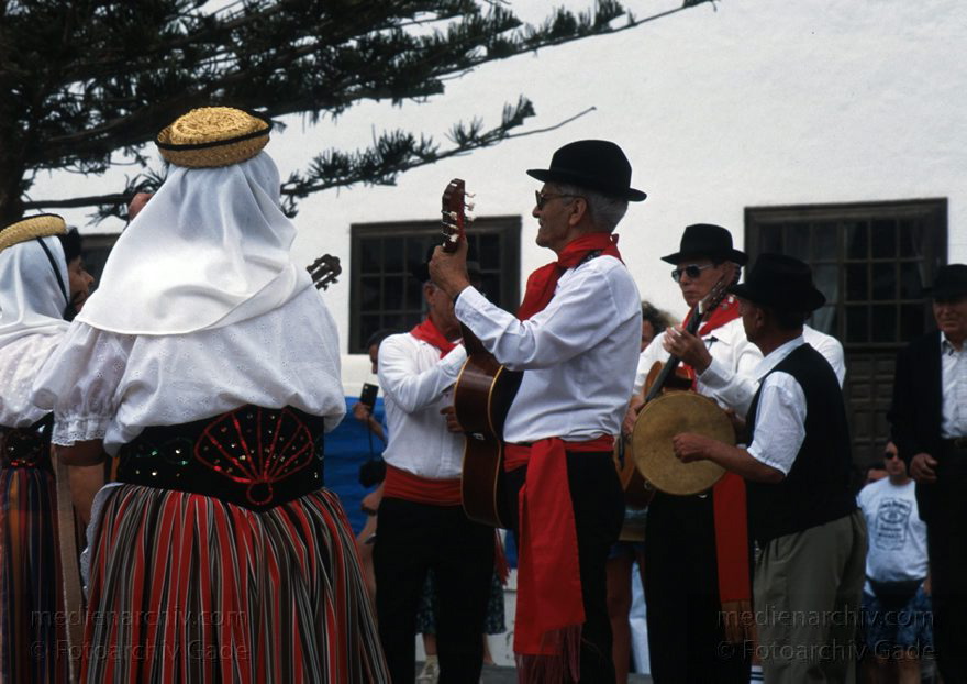 Lanzarote. Teguise
April 1995. Spanien. Kanarische Inseln. Lanzarote.  Teguise. Musiker. Traditioneller Tanz. Folklore
Schlüsselwörter: 1995;Canary Islands;Espana;Folklore;Islas Canarias;Kanarische Inseln;Lanzarote;Musiker;Spain;Spanien;Tanz;Teguise