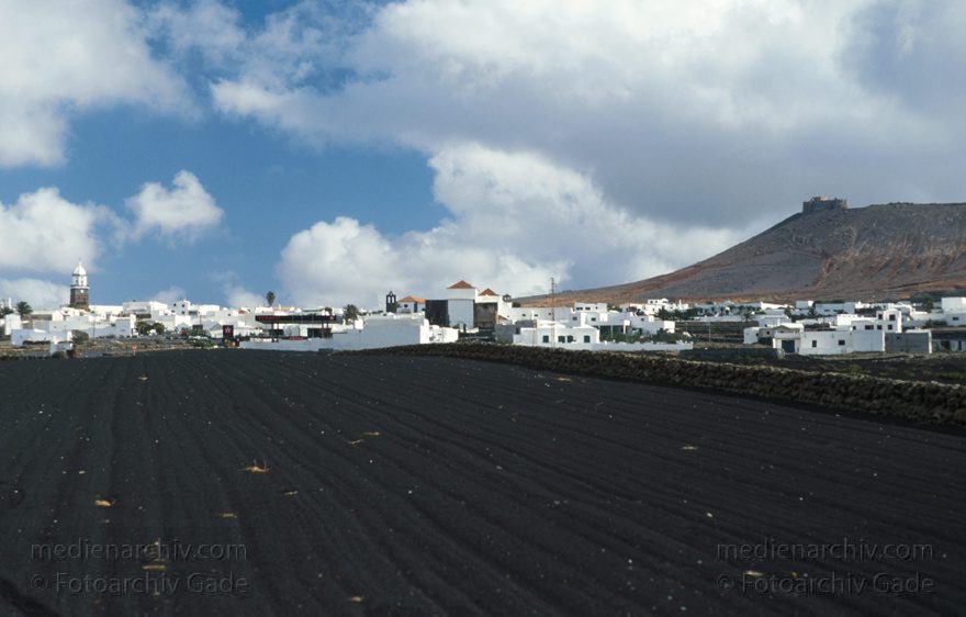 Lanzarote. Teguise. Auf dem Berg im Hintergrund ist das Castillo de Guanapay.
Dezember 1996. Spanien. Kanarische Inseln. Lanzarote. Teguise. Auf dem Berg im Hintergrund ist das Castillo de Guanapay.
Schlüsselwörter: 1996;Canary Islands;Islas Canarias;Kanarische Inseln;Lanzarote;Museum;Palacio Spínola;Spain;Spanien;Teguise