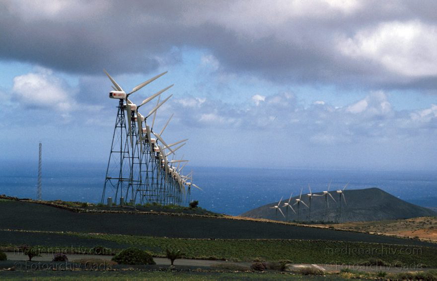 1995  Lanzarote. Stromgewinnung im Windpark. Windkraftrad
April 1995. Spanien. Kanarische Inseln. Lanzarote. Stromgewinnung im Windpark. Windkraft. Windenergie. Erneuerbare Energien. Stromerzeugung.
Schlüsselwörter: 1995;Energie;Kanarische Inseln;Lanzarote;Spanien;Strom;Stromerzeugung;Windenergie;Windkraft