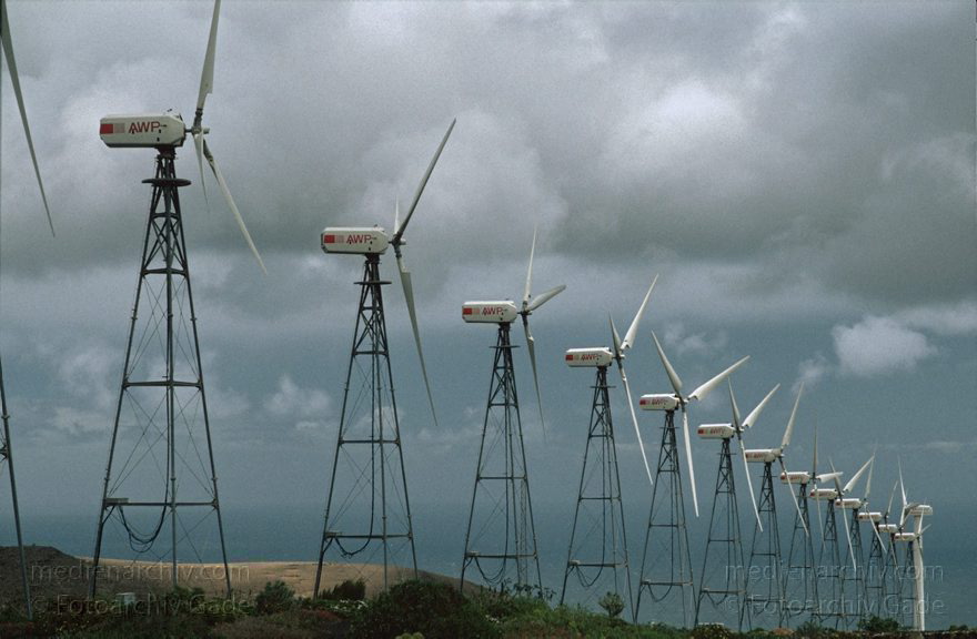 1995  Lanzarote. Stromgewinnung im Windpark. Windkraftrad
April 1995. Spanien. Kanarische Inseln. Lanzarote. Stromgewinnung im Windpark. Windkraftrad. Windenergie. Erneuerbare Energien. Stromerzeugung. Windmühlen
Schlüsselwörter: 1995;Energie;Kanarische Inseln;Lanzarote;Spanien;Strom;Stromerzeugung;Windenergie;Windkraft