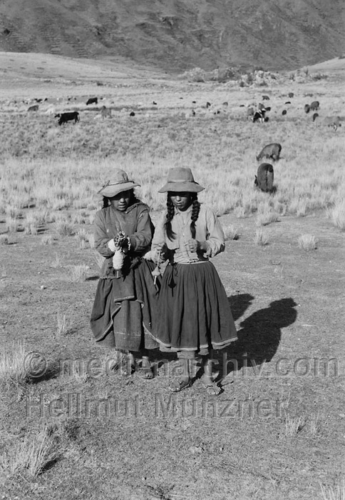 1964. Peru. Cuzco. Sacsayhuamán
1964. Peru. Cuzco. Ruine der Inka-Festung Sacsayhuamán. indiomädchen
Schlüsselwörter: 1964;Indiomädchen;Inka-Festung;Lateinamerika;Peru;Ruine;Sacsayhuamán;Südamerika