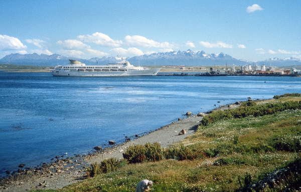 1981. Südamerika. Argentinien. Passagierschiff auf dem Meer
1981. Südamerika. Lateinamerika. Argentinien. Passagierschiff auf dem Meer
Schlüsselwörter: 1981;Argentinien;Lateinamerika;Meer;Passagierschiff;Schifffahrt;Südamerika