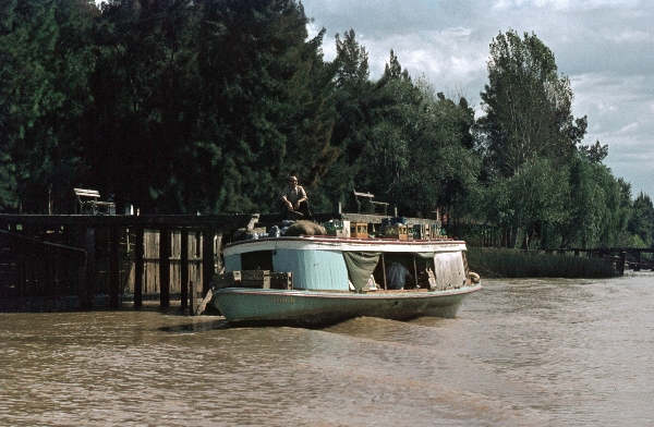 1969. Argentinien. Buenos Aires.
1969. Argentinien. Buenos Aires. Versorgungsboot.
Schlüsselwörter: 1969;Fluß;Buenos Aires;Argentinien
