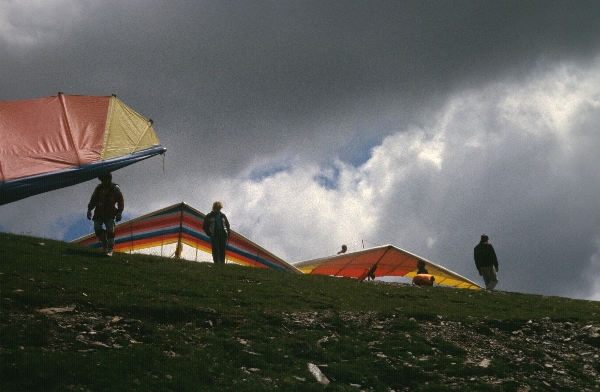 1980. Österreich. Kärnten Kaernten. Alpen. Gebirge. Berge.
1980. Österreich. Kärnten Kaernten. Alpen. Gebirge. Berge. Deltaflieger, Drachenflieger am Hang. Windgliding Windglider. Fliegen.
Schlüsselwörter: 1980;Alpen;Berge;Darchenflieger;Deltaflieger;Gebirge;Kaernten;Kärnten;Sport;windglider;windgliding;Österreich