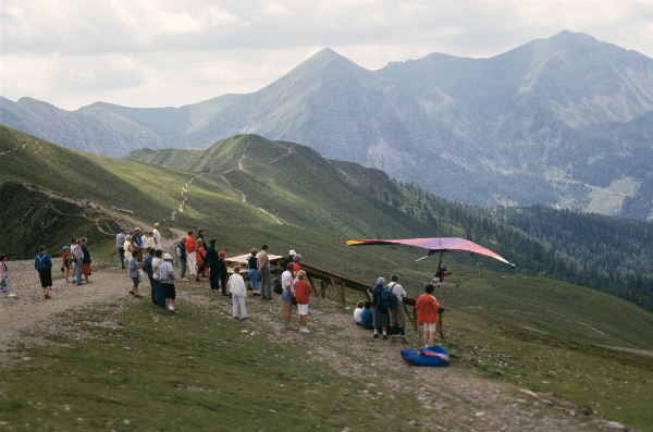 1980. Österreich. Kärnten Kaernten. Alpen. Gebirge. Berge.
1980. Österreich. Kärnten Kaernten. Alpen. Gebirge. Berge. Deltaflieger, Drachenflieger am Hang. Windgliding Windglider. Fliegen.
Schlüsselwörter: 1980;Alpen;Berge;Darchenflieger;Deltaflieger;Gebirge;Kaernten;Kärnten;Sport;windglider;windgliding;Österreich