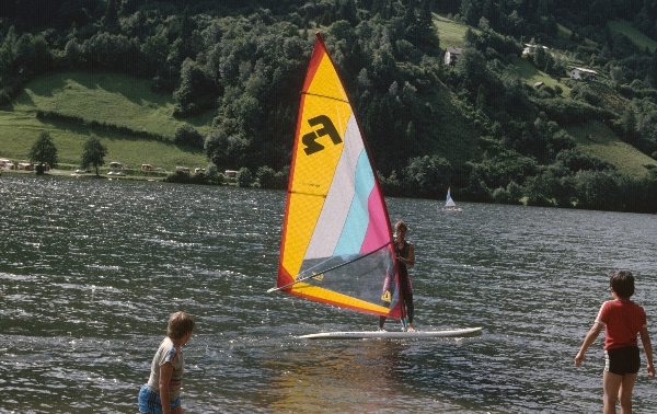 1980. Österreich. Kärnten Kaernten. Alpen. Gebirge. Berge.
1980. Österreich. Kärnten Kaernten. Alpen. Gebirge. Berge. Windsurfen auf einem Bergsee.
Schlüsselwörter: 1980;Alpen;Baden;Berge;Gebirge;Kaernten;Kärnten;Wassersport;Windsurfen;Österreich