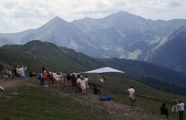 1980. Österreich. Kärnten Kaernten. Alpen. Gebirge. Berge.
1980. Österreich. Kärnten Kaernten. Alpen. Gebirge. Berge. Windgleiter. Drachenflieger. Deltaflieger. Sport
Schlüsselwörter: 1980;Alpen;Berge;Deltaflieger;Drachenflieger;Gebirge;Hanggleiter;Kaernten;Kärnten;Sport;Österreich