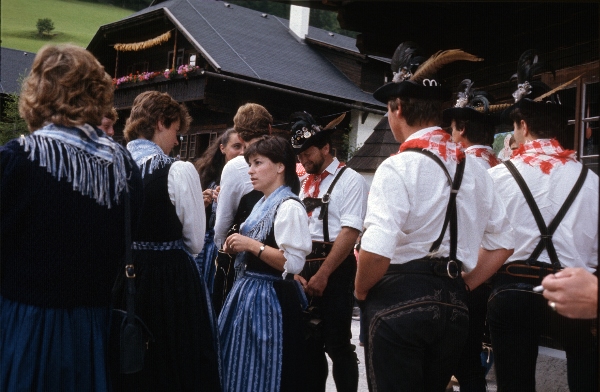 1980. Österreich. Kärnten Kaernten. Alpen. Gebirge. Berge.
1980. Österreich. Kärnten Kaernten. Alpen. Gebirge. Berge. Trachtengruppe. Lederhose
Schlüsselwörter: 1980;Alpen;Berge;Gebirge;Kaernten;Kärnten;Lederhose;Trachtengruppe;Österreich