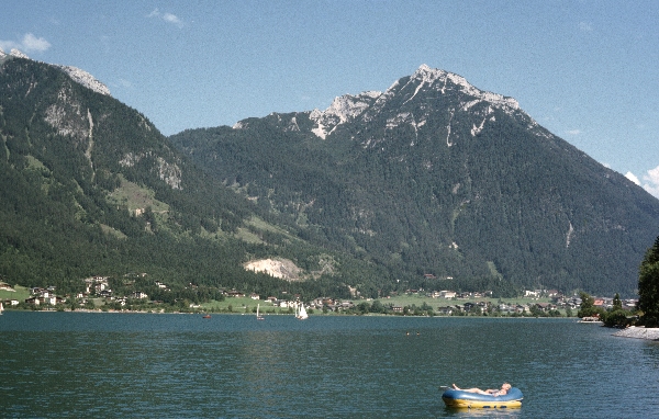 1980. Österreich. Kärnten Kaernten. Alpen. Gebirge. Berge.
1980. Österreich. Kärnten Kaernten. Alpen. Gebirge. Berge. Bergsee. Schlauchboot
Schlüsselwörter: 1980;Alpen;Berge;Bergsee;Gebirge;Kaernten;Kärnten;Schlauchboot;Österreich