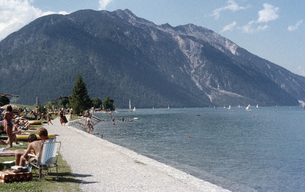 1980. Österreich. Kärnten Kaernten. Alpen. Gebirge. Berge.
1980. Österreich. Kärnten Kaernten. Alpen. Gebirge. Berge. Bergsee.
Schlüsselwörter: 1980;Alpen;Berge;Bergsee;Gebirge;Kaernten;Kärnten;Urlaub;Österreich