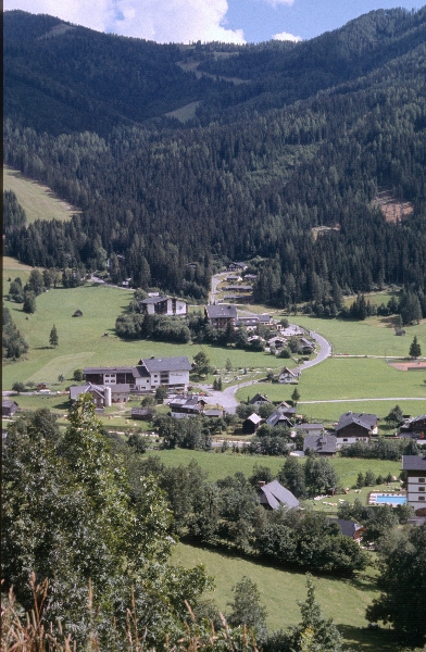 1980. Österreich. Kärnten Kaernten. Alpen. Gebirge. Berge.
1980. Österreich. Kärnten Kaernten. Alpen. Gebirge. Berge. Ortschaft / Dorf in einem Tal.
Schlüsselwörter: 1980;Alpen;Berge;Gebirge;Kaernten;Kärnten;Österreich