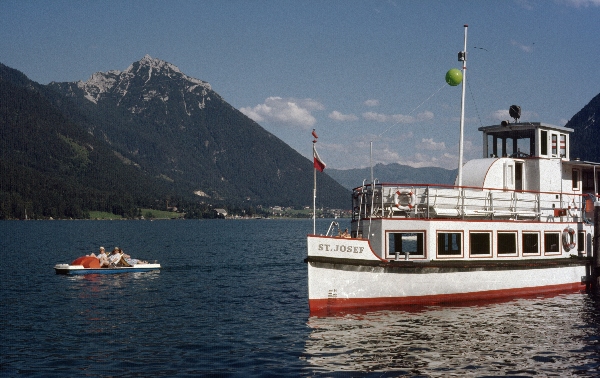 1980. Österreich. Kärnten Kaernten. Alpen. Gebirge. Berge.
1980. Österreich. Kärnten Kaernten. Alpen. Gebirge. Berge. Bergsee. Tretboot. Ausflugsdampfer. Schiff. Boot.
Schlüsselwörter: 1980;Alpen;Berge;Dampfer;Gebirge;Kaernten;Kärnten;See;Tretboot;Österreich