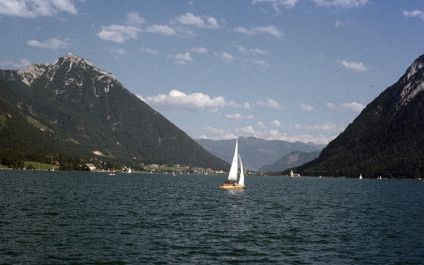 1980. Österreich. Kärnten Kaernten. Alpen. Gebirge. Berge.
1980. Österreich. Kärnten Kaernten. Alpen. Gebirge. Berge. Segelboot auf einem Bergsee.
Schlüsselwörter: 1980;Alpen;Berge;Bergsee;Gebirge;Kaernten;Kärnten;Segelboot;Österreich