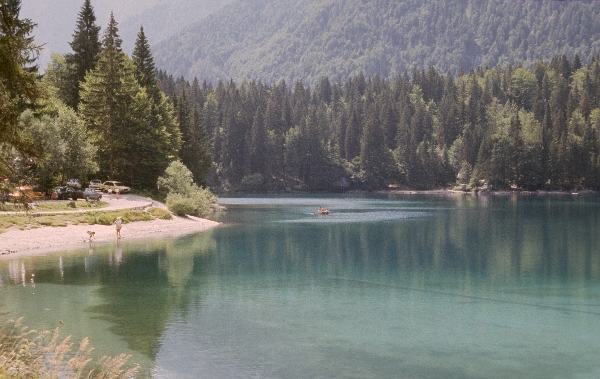 1980. Österreich. Kärnten Kaernten. Alpen. Gebirge. Berge.
1980. Österreich. Kärnten Kaernten. Alpen. Gebirge. Berge. Bergsee
Schlüsselwörter: 1980;Alpen;Berge;Bergsee;Gebirge;Kaernten;Kärnten;Österreich