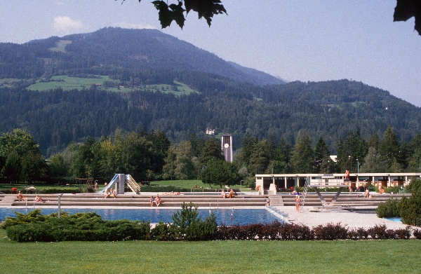 1982. Österreich. Kärnten
1982. Österreich. Kärnten. Schwimmbad. Badeanstalt. Berge
Schlüsselwörter: 1982;Badeanstalt;Berge;Kärnten;Schwimmbad;Österreich