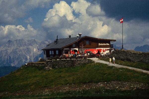 1981. Österreich. Land Salzburg / Salzburger Land. Pinzgau. Region: Zeller See.
1981. Österreich. Bundesland: Land Salzburg / Salzburger Land. Bezirk Pinzgau, Region: Zeller See, Alpen. Hochzeller Alm, Gaststätte. Berghütte.
Schlüsselwörter: 1981;Alpen;Land Salzburg;Salzburger Land;Österreich