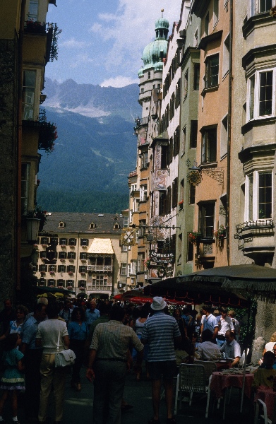 1982. Österreich. Tirol. Innsbruck
1982. Österreich.  Innsbruck, Hauptstadt des Bundeslandes Tirol im Inntal. Der Name leitet sich von Brücke über den Inn ab.
Schlüsselwörter: 1982;Innsbruck;Tirol;Österreich