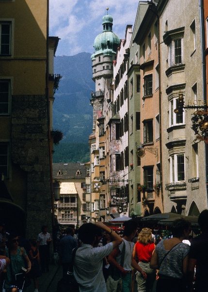 1982. Österreich. Tirol. Innsbruck
1982. Österreich.  Innsbruck, Hauptstadt des Bundeslandes Tirol im Inntal. Der Name leitet sich von Brücke über den Inn ab.
Schlüsselwörter: 1982;Innsbruck;Tirol;Österreich