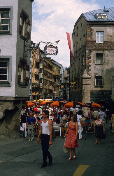 1982. Österreich. Tirol. Innsbruck
1982. Österreich.  Innsbruck, Hauptstadt des Bundeslandes Tirol im Inntal. Der Name leitet sich von Brücke über den Inn ab.
Schlüsselwörter: 1982;Innsbruck;Tirol;Österreich